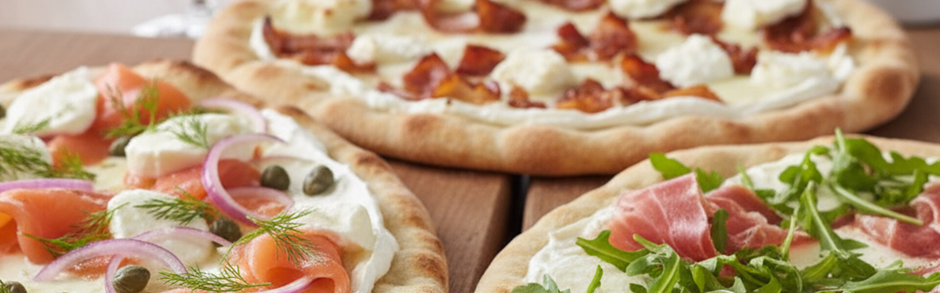 Des pinsa servies sur une table